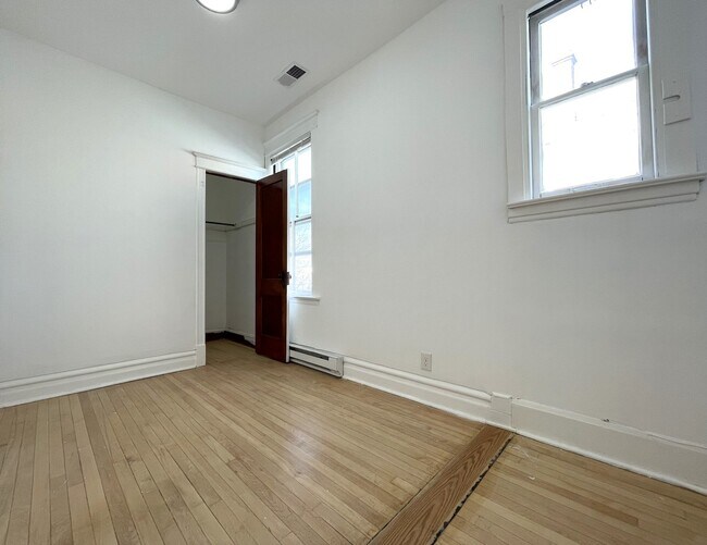 Building Photo - 1321 East Ave