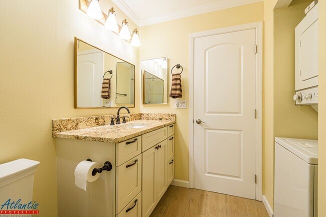Building Photo - The Courtyard | Lovely Condo | Washer/Drye...