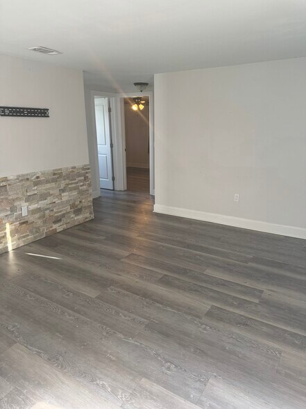 Building Photo - 4230 Mobile Dr
