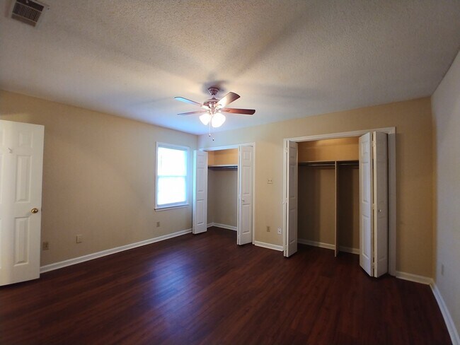 Building Photo - 2804 Falcon Ln