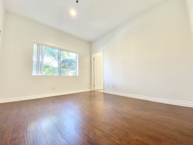 Building Photo - 125 N Doheny Dr