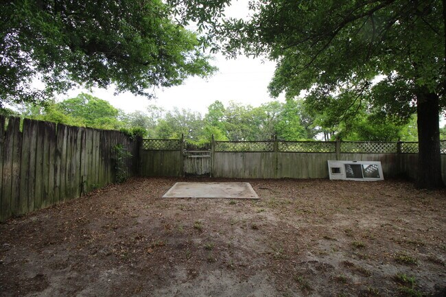 Building Photo - 2BR/1BA North Pensacola Home Near UWF with Fireplace, No Carpet & Fully Fenced Backyard