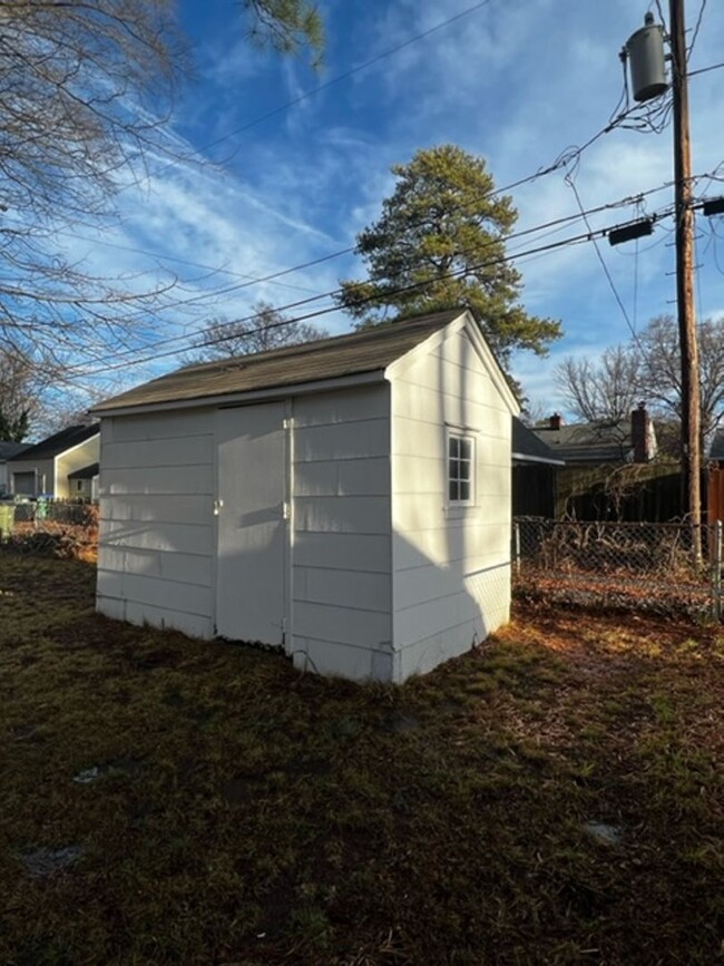 Building Photo - -- 3 BR/ 1 BA Three Bedroom Ranch House