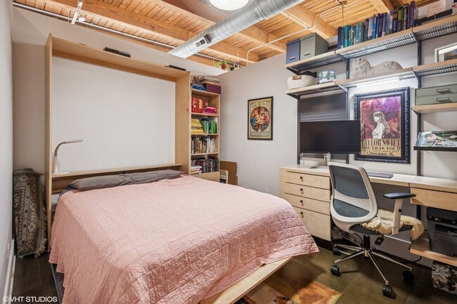 Building Photo - 2544 W North Ave