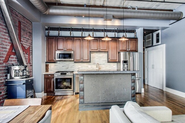 Building Photo - 1735 W Diversey Pkwy