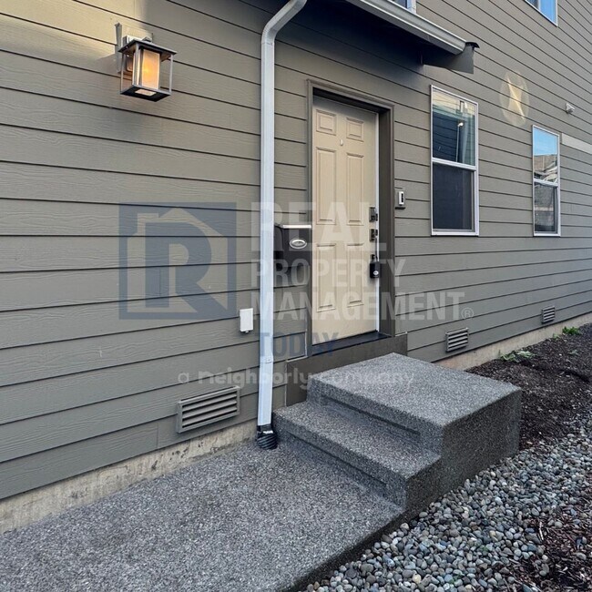 Building Photo - Beautiful 2020-Built 1 Bedroom ADU | Priva...