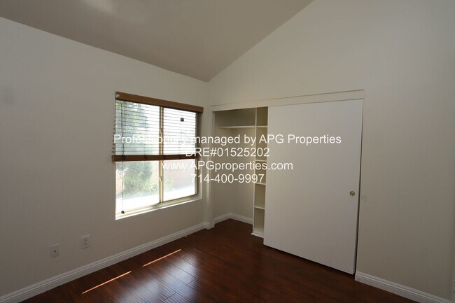 Building Photo - 2 Bed + 2 bath split level Condo with a 2 ...
