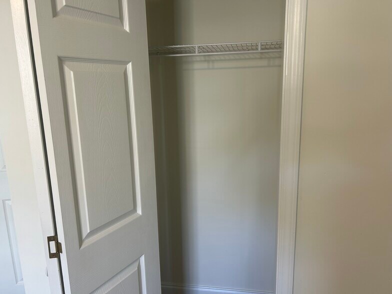 Building Photo - 151 Whispering Glen Cir