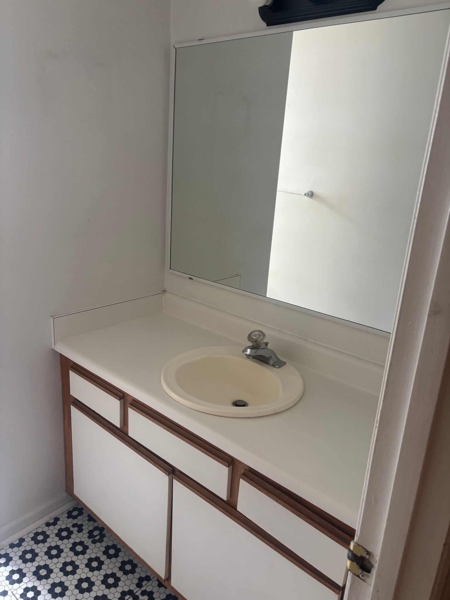 Hall bathroom - 4102 Winterberry Ct