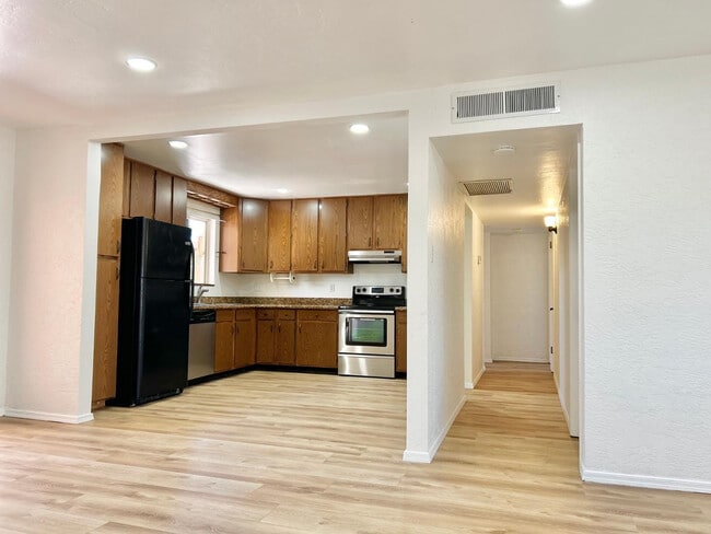 Building Photo - 6607 E Sheridan St