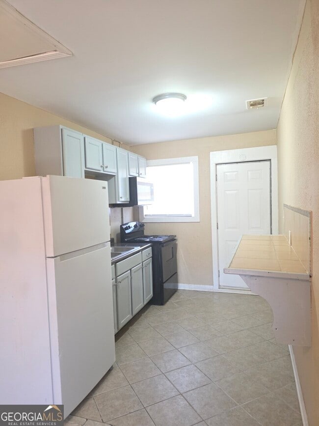 Building Photo - 1347 E Washington Rd