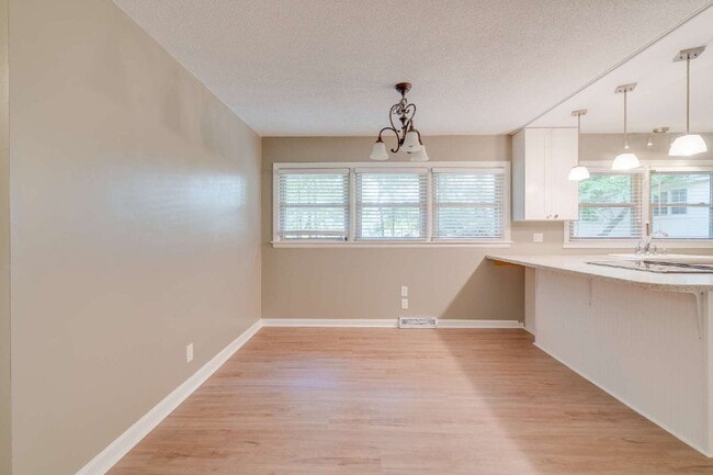 Building Photo - Spacious 3-Bed Ranch Living in Hillsborough