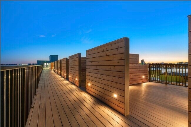 Building Photo - 301 Border St