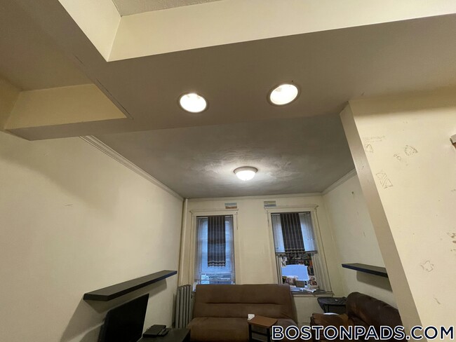 Building Photo - 55 Queensberry St
