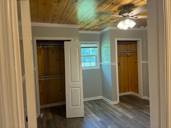 Building Photo - 3 Bed 2 Bath Brick Home Newly Renovated