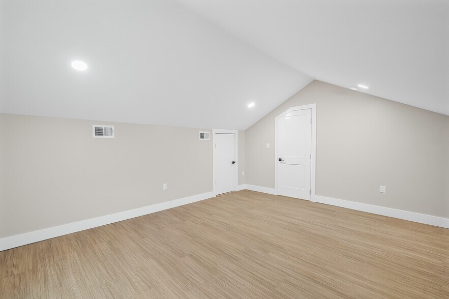 Building Photo - 71 Dreamland Park Dr