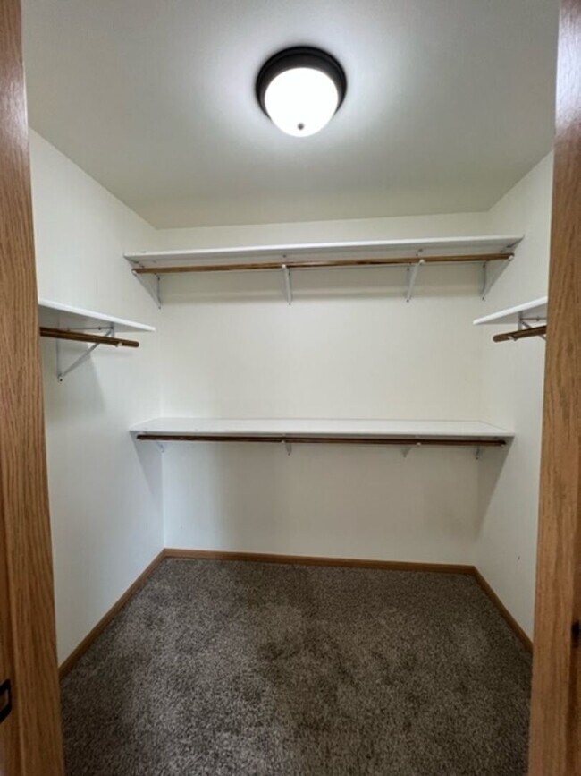 Building Photo - BEAUTIFUL & SPACIOUS 4 BEDROOM/2.5 BATH DU...