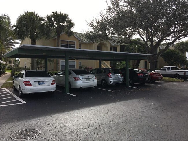 Building Photo - Beautifully  3-bedroom, 2-bath unit located in the desirable Venetian Palms community in Fort Mye...