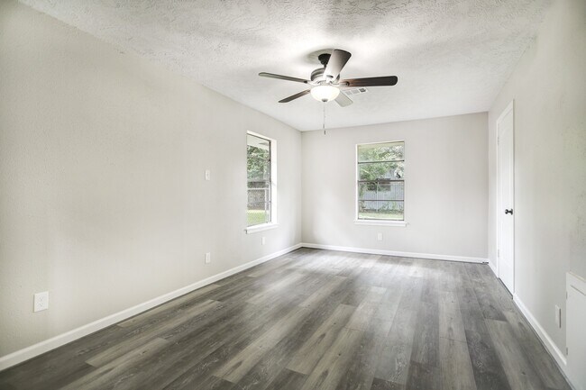 Building Photo - 4411 Oak Shadows Dr