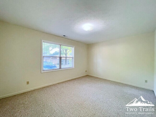 Building Photo - 707 Farmington Cir
