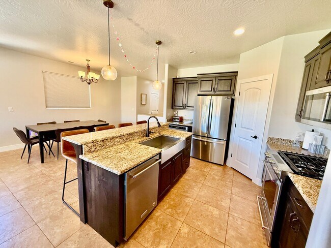 Building Photo - 521 N Creek Ridge Dr