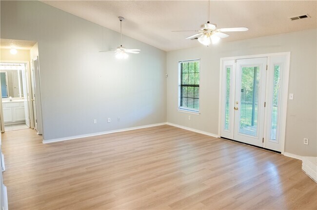 Building Photo - 654 Terry Ave