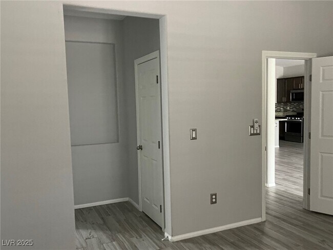 Building Photo - 122 Scarlett View Ave