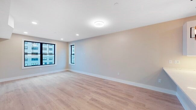 Building Photo - 440 E 8th St