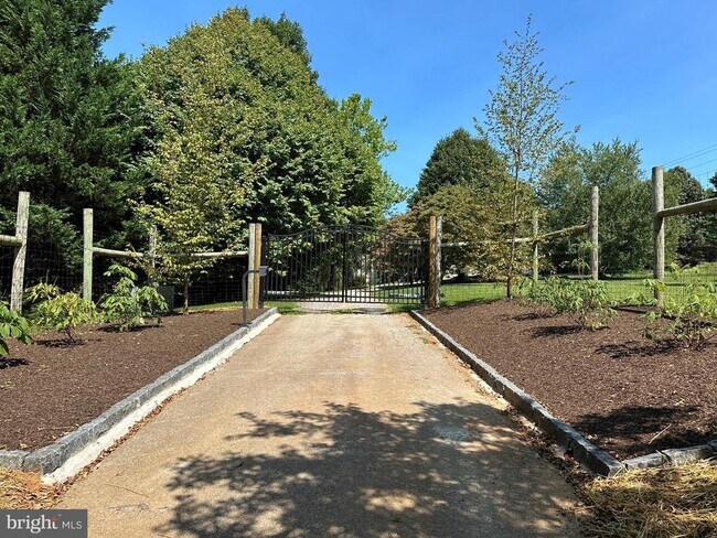 Building Photo - 619 E Hillendale Rd