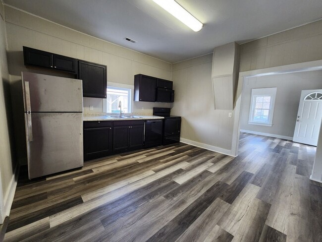 Building Photo - Spacious 1-Bedroom, 1-Bathroom Home AVAILABLE NOW!!