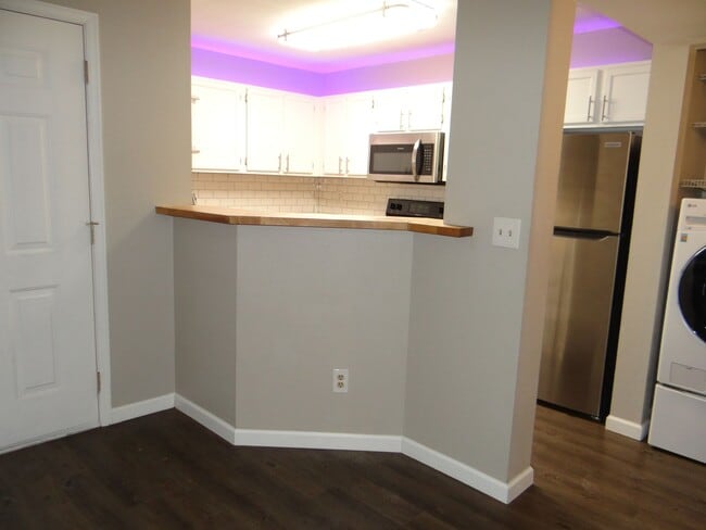Building Photo - 1 bed 1 bath condo with 650 sf. with detached garage off Jewell and Sheridan