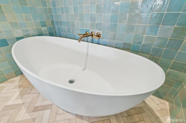 Building Photo - 7 Seymour St