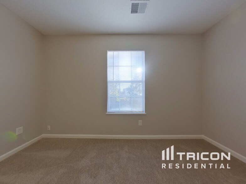 Building Photo - 386 Fox Trot Dr