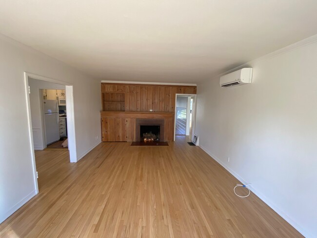 Hardwood Floors - 5116 Biloxi Ave