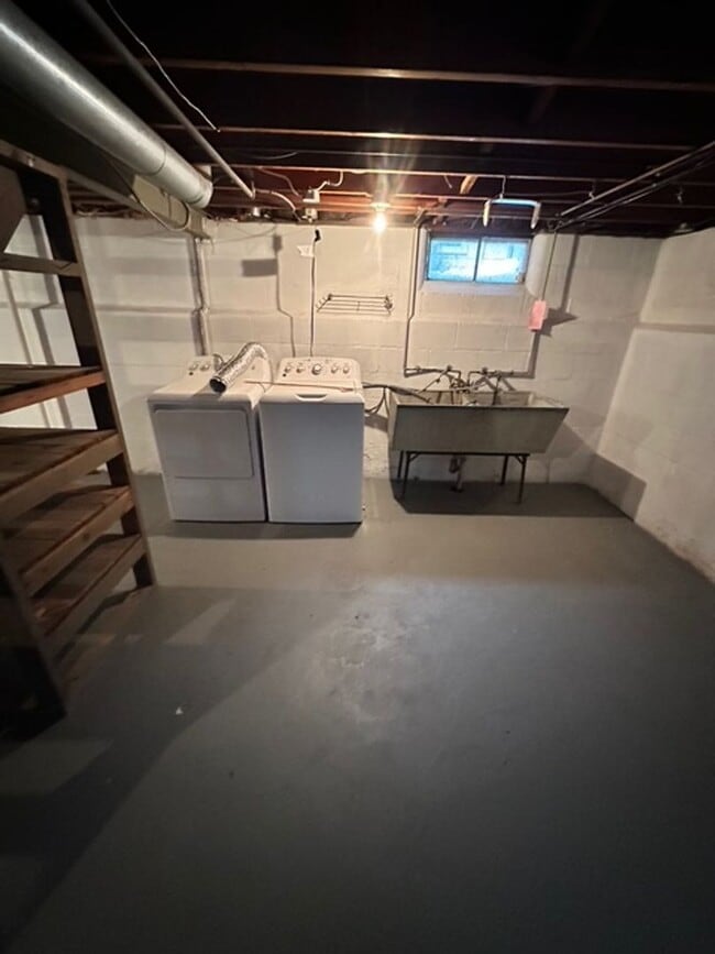 Building Photo - Charming 3-Bedroom Home with Large Backyard For Rent!