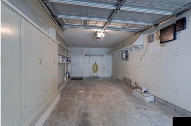 Building Photo - 320 Midland Ct