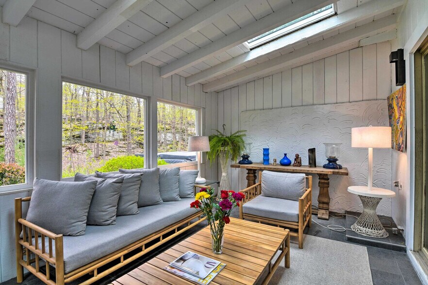 Building Photo - 28 Holiday Dr