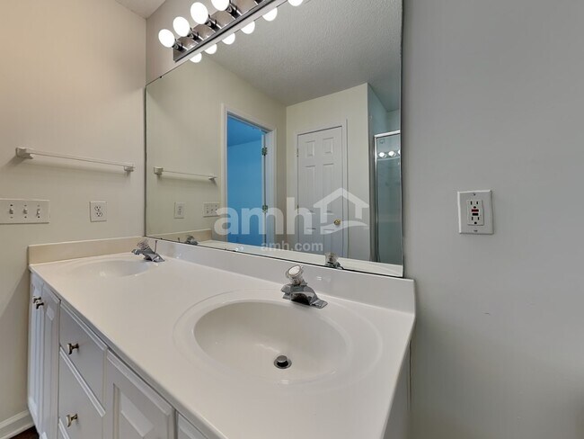 Building Photo - 2839 Oakglade Ct