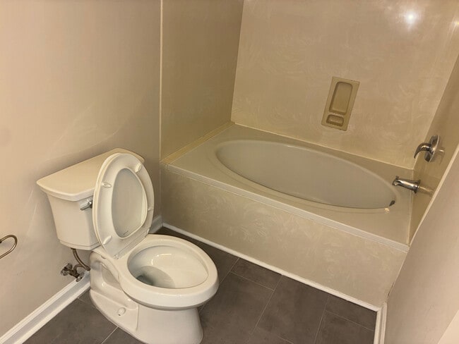 Building Photo - Room in Condo on Claret Ln