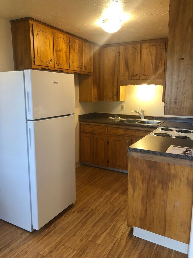 Building Photo - Surrounded by Nature, Close to Town!