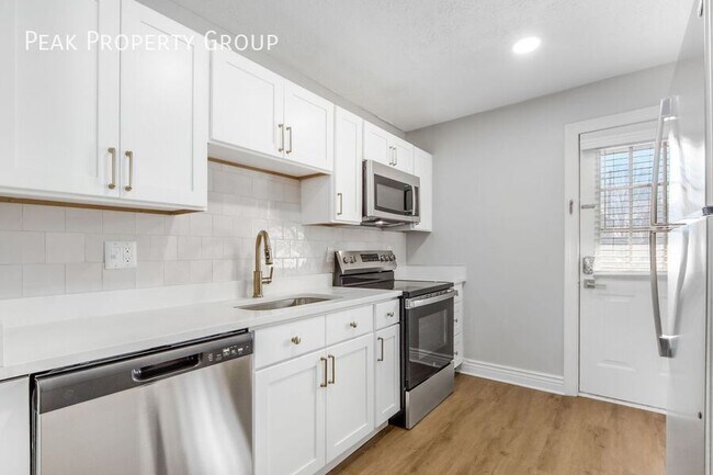 Building Photo - 419 E Mithoff St