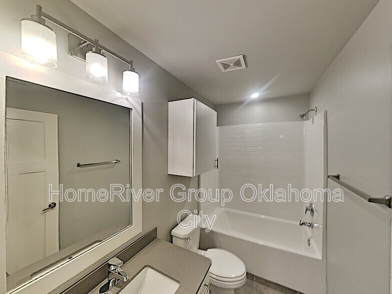 Building Photo - 17604 Hampton Park Dr