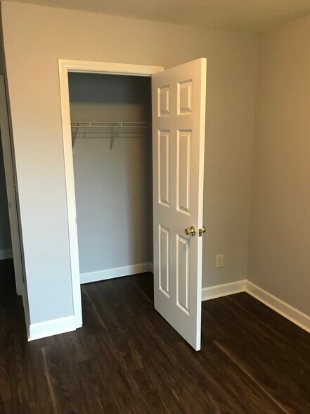 Building Photo - 1950 Hawkcrest Ct