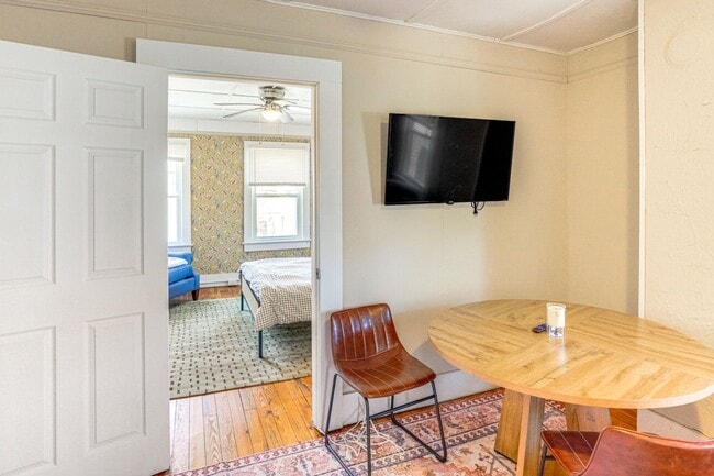 Building Photo - Renovated 2 Bedroom + Den w/ Private Garden Access