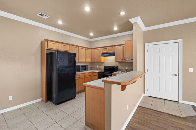 Building Photo - Updated Duplex in a perfect location!
