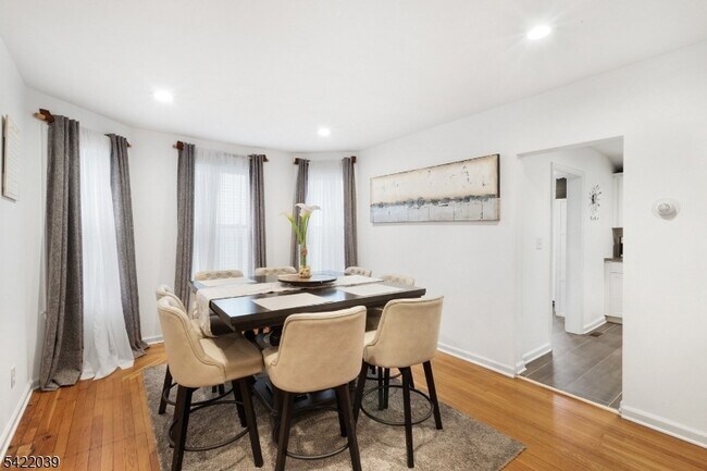 Building Photo - 60 Searing St