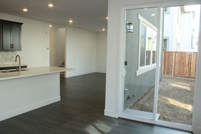 Building Photo - ***PENDING*** 4 Bedroom / 3 Bath House with Solar in San Marco Community-Close to Bart!