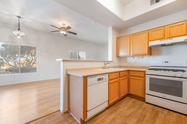 Building Photo - IMMACULATE 2 BEDROOM CONDO IN HENDERSON!