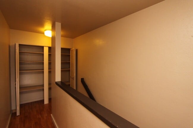 Building Photo - 2 bedroom, 1.5 bath, 1 parking split level...