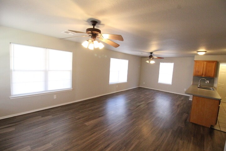 Building Photo - 1900 Terrace Lawn Dr